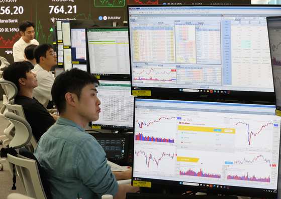 Korean bourse Kospi closes at 2,855.77, up 1.55 percent compared to the previous day, on June 9, continuing a rising streak since June 2. [YONHAP]