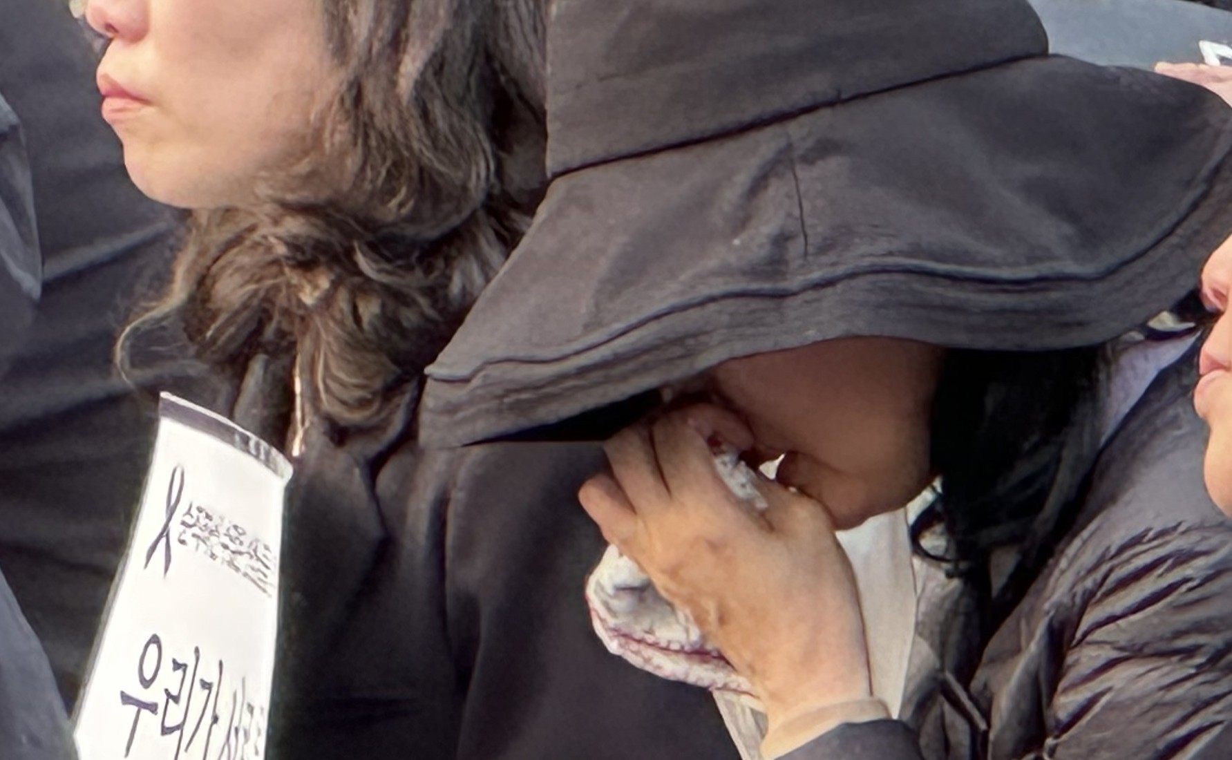 A teacher sheds tears during a memorial event for a teacher in Jeju who died after receiving continued harassment from a student's family at the Jeju Office of Education in Jeju on May 30. [NEWS1]