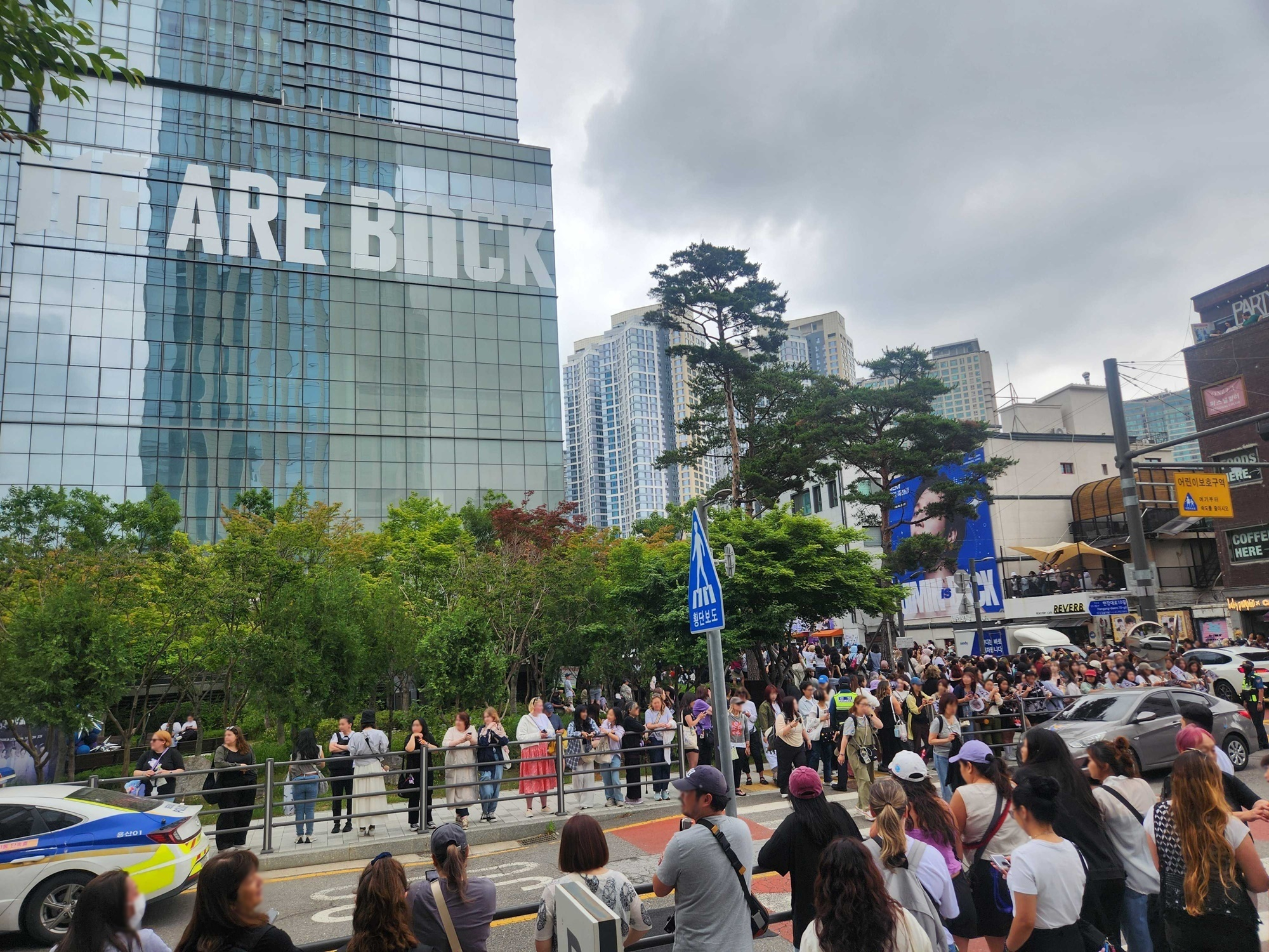 Police estimate that some 1,500 fans have lined up in front of the HYBE headquarters in Yongsan District, central Seoul, on June 10, celebrating the discharge of BTS members V and RM. [BIGHIT MUSIC]
