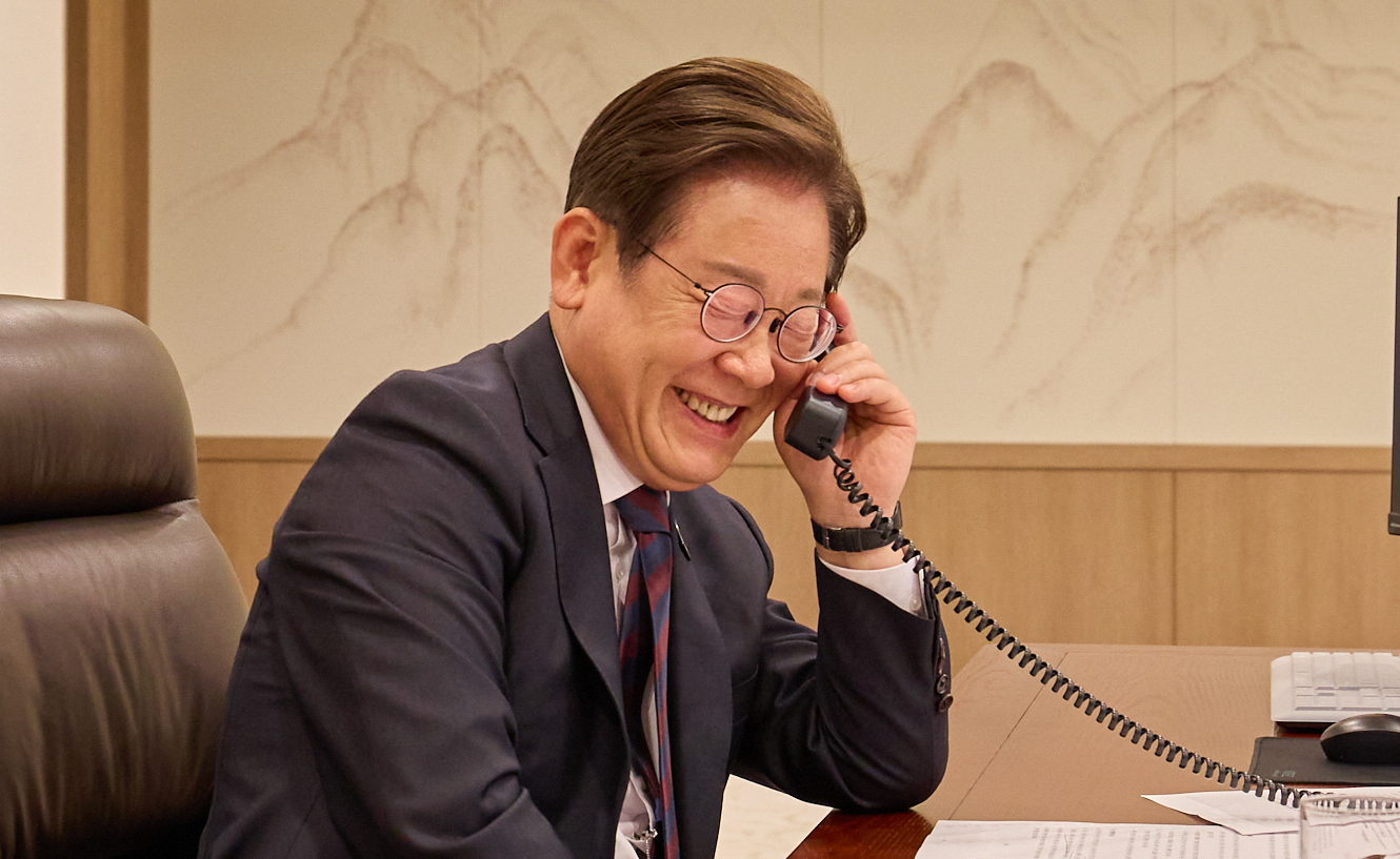 Korean President Lee Jae-myung speaks over the phone with Chinese President Xi Jinping at the presidential office in Yongsan District, central Seoul, on June 10. [PRESIDENTIAL OFFICE] 