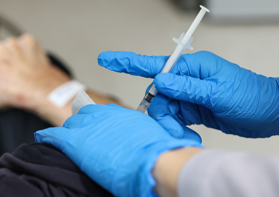 A citizen gets vaccinated for Covid-19 at a hospital in western Seoul on Oct. 19, 2023. [NEWS1]