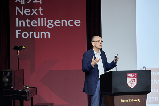 Thomas Christian Sudhof, who won the Nobel Prize in Physiology or Medicine in 2013, gives a lecture to Korea University students on May 22. [KOREA UNIVERSITY]