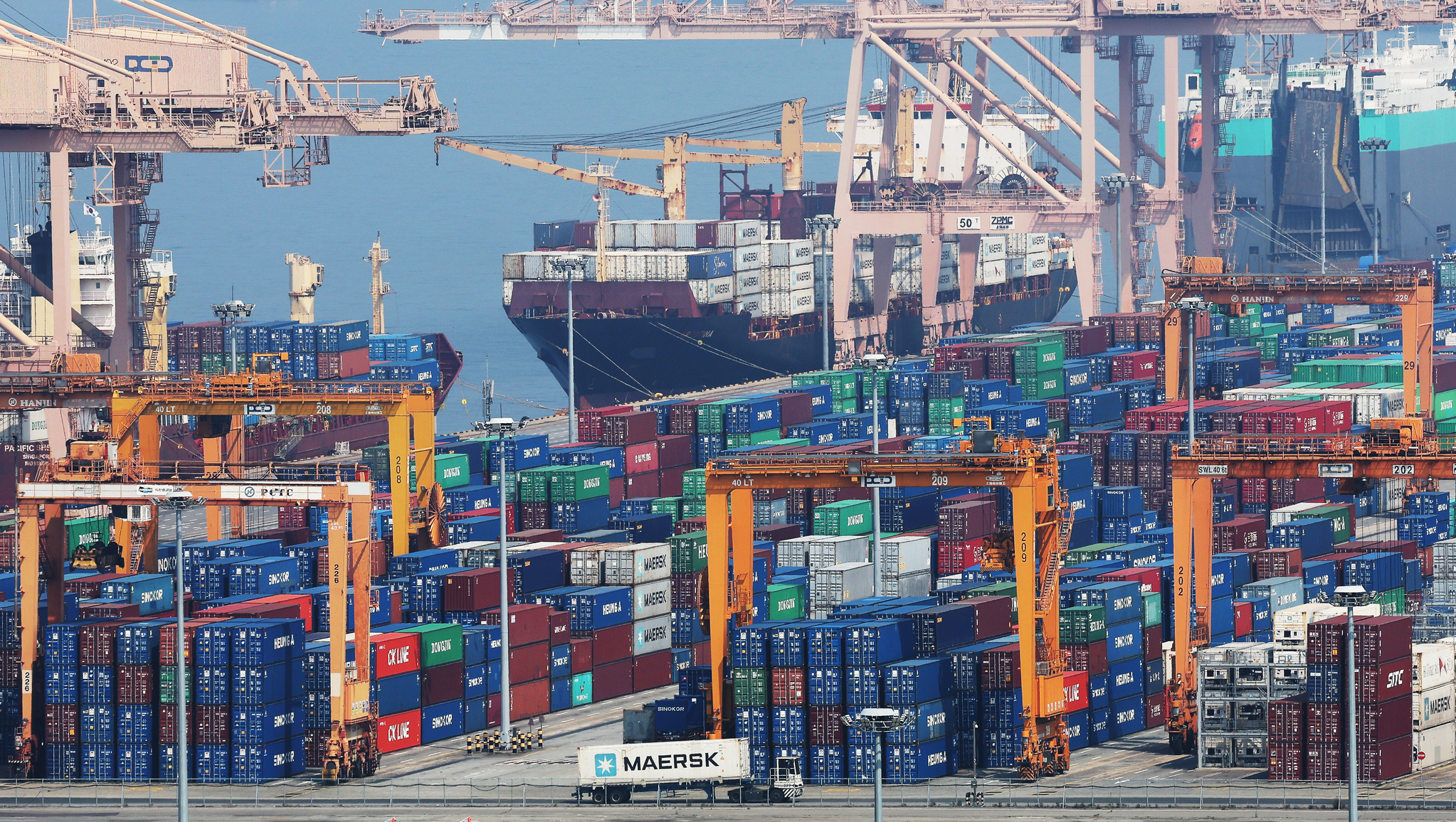 Shipping containers are stacked at Pyeongtaek Port in Gyeonggi on June 1. [YONHAP]