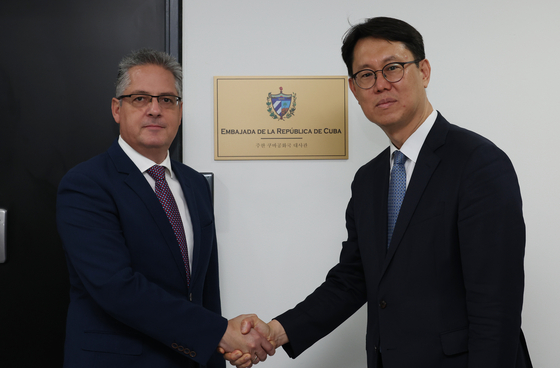 Ariel Lorenzo Rodriguez, left, director general for Asia and Oceania affairs at the Cuban foreign ministry, poses for photo with Lee Joo-il, director general for Central and South American affairs at Korea's foreign ministry, during a plaque-unveiling ceremony ahead of the official opening of the Cuban Embassy in Seoul, on June 10. [YONHAP]