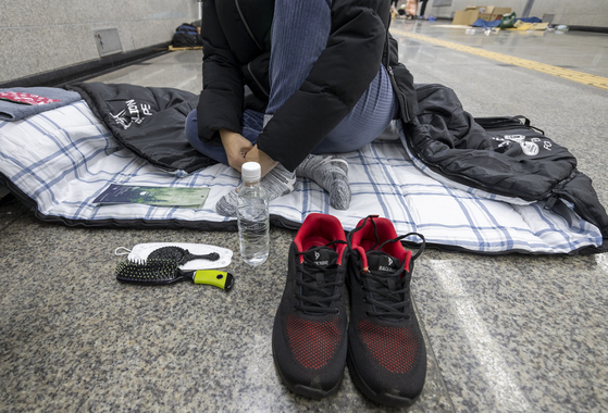 A homeless senior at Seoul Station, central Seoul, on Nov. 29, 2024 [JOONGANG SUNDAY]