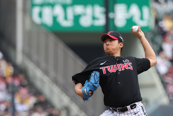 LG Twins pitcher Song Seung-ki pitches during a KBO game against the Doosan Bears at Jamsil Baseball Stadium in southern Seoul on May 5. [YONHAP] 