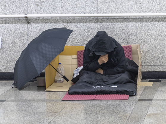 A homeless senior at Seoul Station, central Seoul, on Nov. 29, 2024 [JOONGANG SUNDAY]