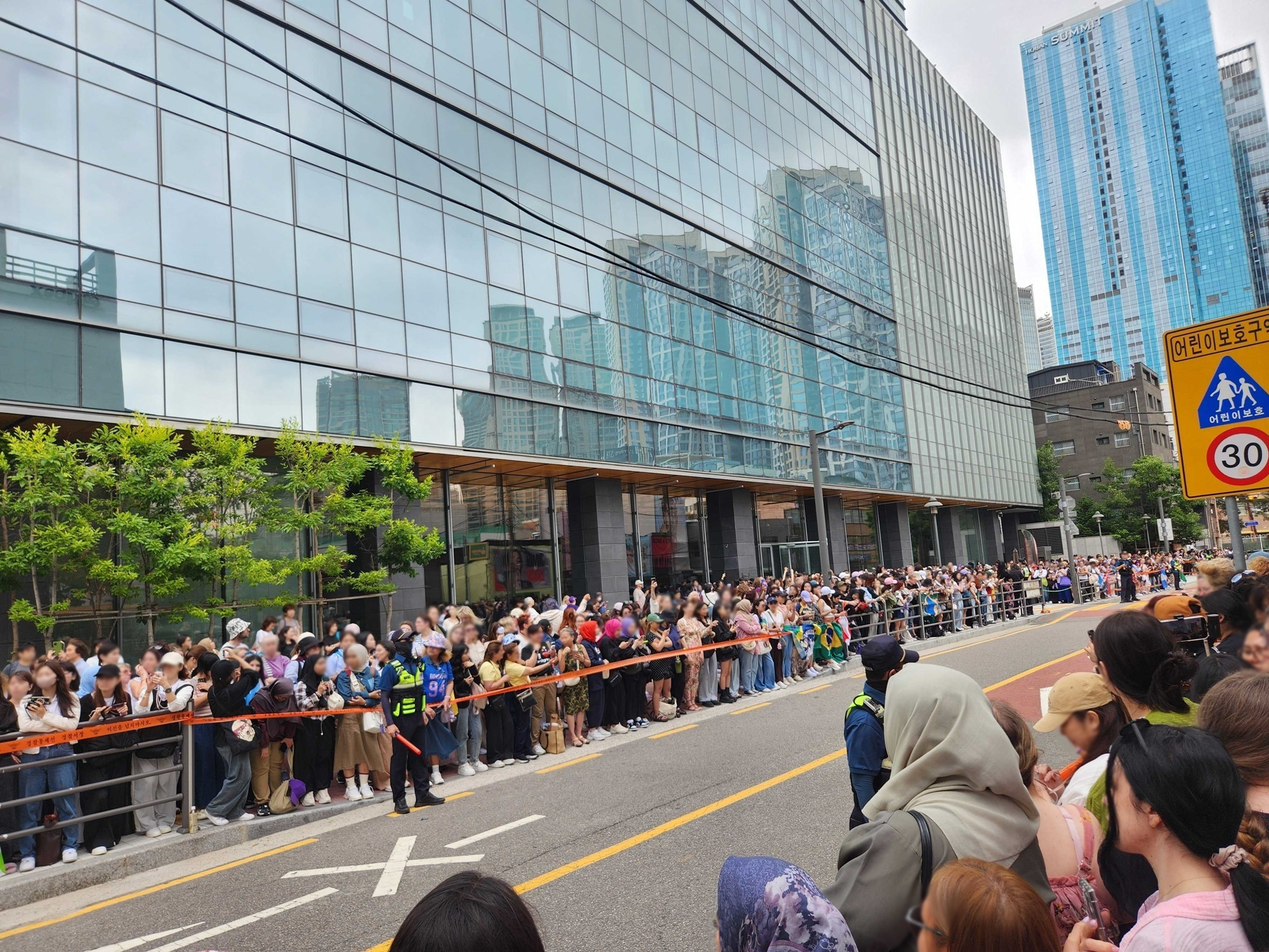 Police estimate that some 1,500 fans have lined up in front of the HYBE headquarters in Yongsan District, central Seoul, on June 10, celebrating the discharge of BTS members V and RM. [BIGHIT MUSIC]