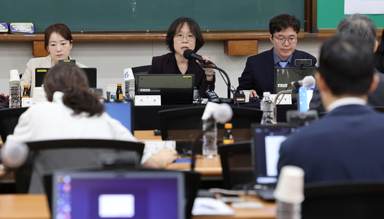 Kim Ye-young, center, chair of the National Council of Judges, speaks during an extraordinary meeting of the council at the Judicial Research and Training Institute in Goyang, Gyeonggi, on May 26. [YONHAP]