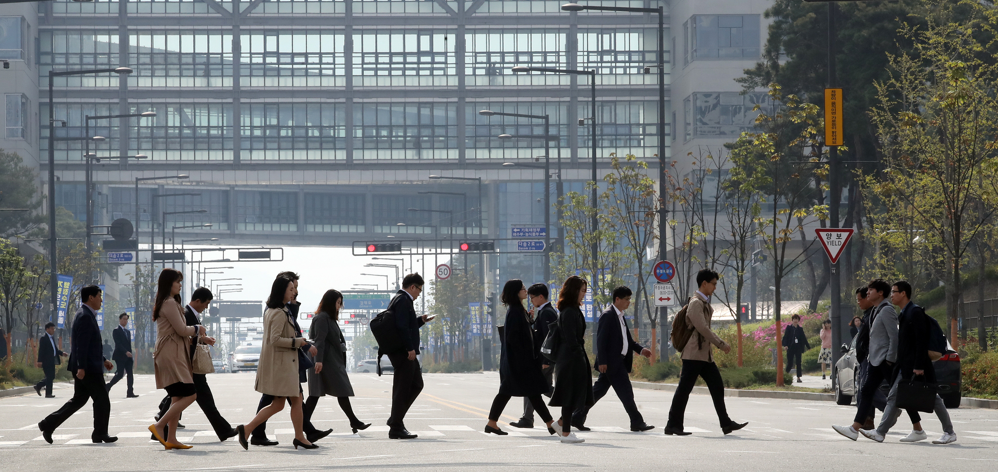Public servants head to the government complex in Sejong in April 2018. [NEWS1] 