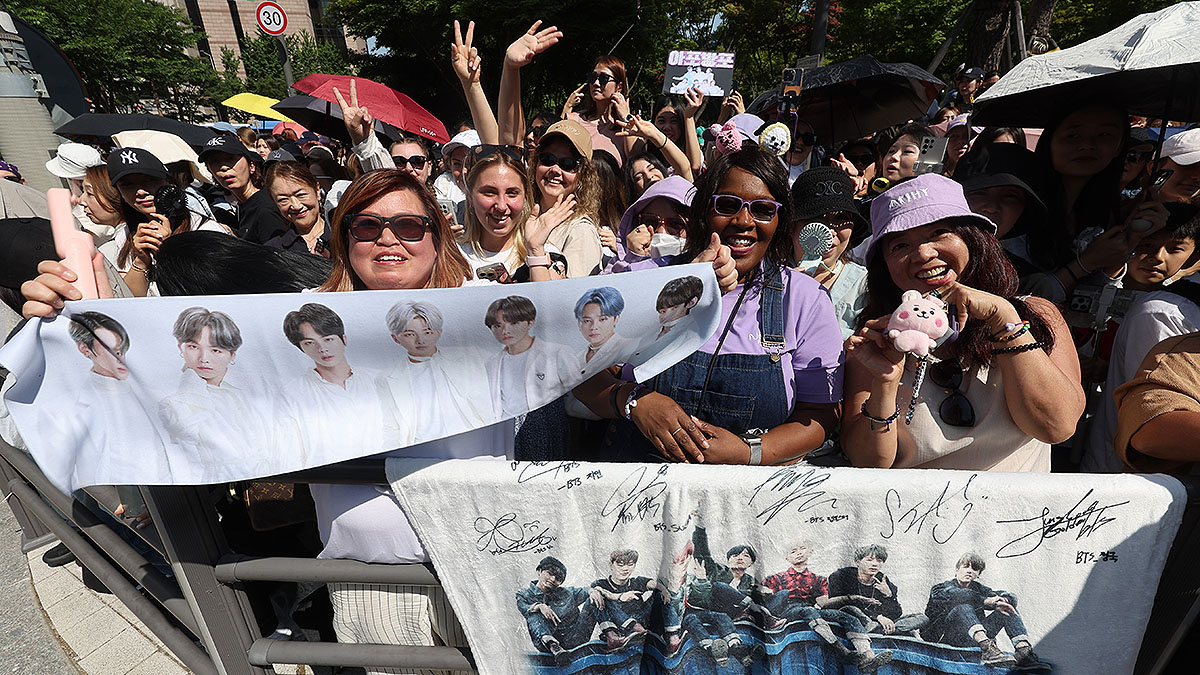 BTS fans, dubbed ARMY, cheer in celebration of Jimin and Jungkook's discharge in front of their agency HYBE's headquarters in central Seoul on June 11. [YONHAP]