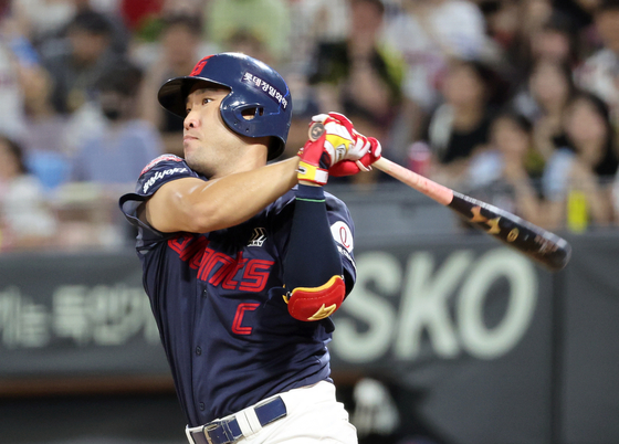Jeon Jun-woo of the Lotte Giants takes a swing in a game against the Kia Tigers on Aug. 21, 2024. [YONHAP] 
