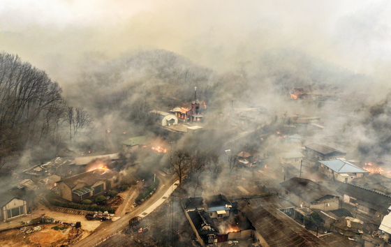 On March 25, the fourth day since the fire started in North Gyeongsang Uiseong County, the fire spread to Hahwari, Danchon-myeon, Uiseong County due to wildfire sparks blown in by strong winds. [YONHAP]