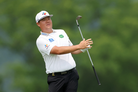 Im Sung-jae plays a shot on the 17th hole during a practice round prior to the U.S. Open at Oakmont Country Club on June 9 in Oakmont, Pennsylvania. [AFP/YONHAP]
