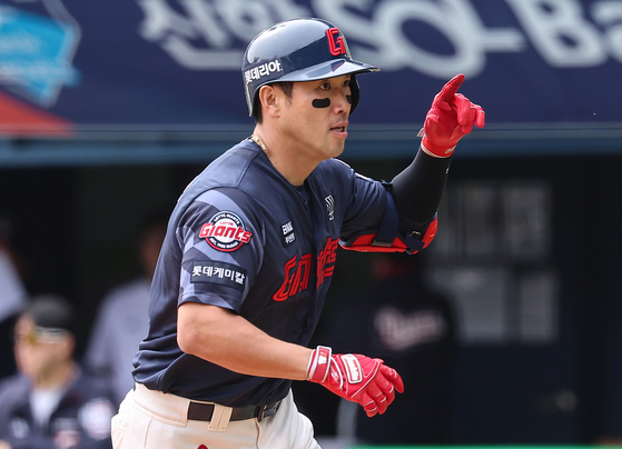  Jeon Jun-woo of the Lotte Giants celebrates after hitting a homer against the Doosan Bears at Jamsil Baseball Stadium in southern Seoul on April 27. [NEWS1] 