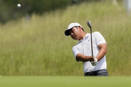 Tom Kim chips onto the 17th green during a practice round ahead of the U.S. Open at Oakmont Country Club in Oakmont, Pennsylvania, on June 10. [AP/YONHAP] 
