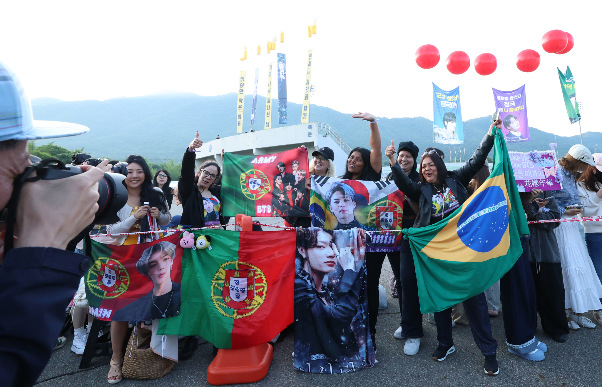 Fans greet members Jungkook and Jimin of boy band BTS on June 11, the day that the two singers finish their mandatory military duties in Yeoncheon, Gyeonggi. [NEWS1]