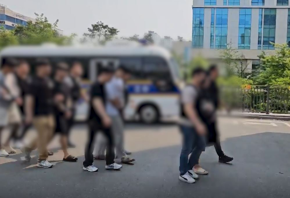 A gang member charged with operating an illegal gambling site is being sent to the prosecutors' office on May 30. [GYEONGGI NAMBU PROVINCIAL POLICE AGENCY]