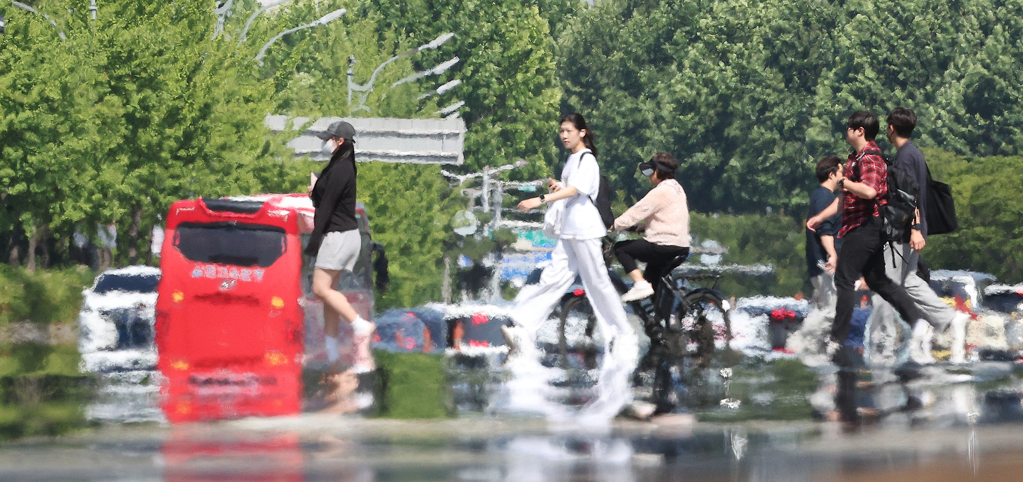Pedestrians cross a street in Daegu on June 11. [YONHAP] 