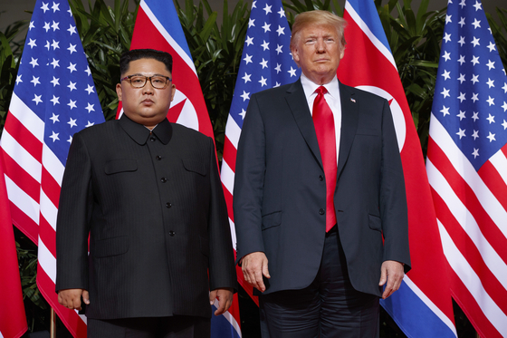 U.S. President Donald Trump, right, meets with North Korean leader Kim Jong-un on Sentosa Island, in Singapore, June 12, 2018. [AP/YONHAP]