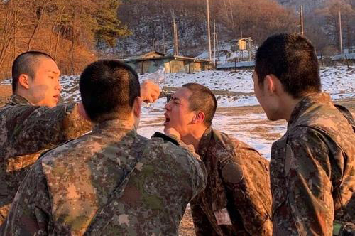 Jin, second from right, who was selected to serve as an assistant instructor, is seen after having gone through Army CBRN (chemical, biological, radiological and nuclear) training in a photo released by the training center on January 13, 2023. [YONHAP]