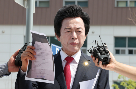 Huh Kyung-young, honorary leader of the National Revolutionary Party, speaks to the press before attending his second round of questioning over allegations of sexually assaulting a follower at the Gyeonggi Bukbu Provincial Police Precinct in Uijeongbu, Gyeonggi, on July 19, 2024. [NEWS1]