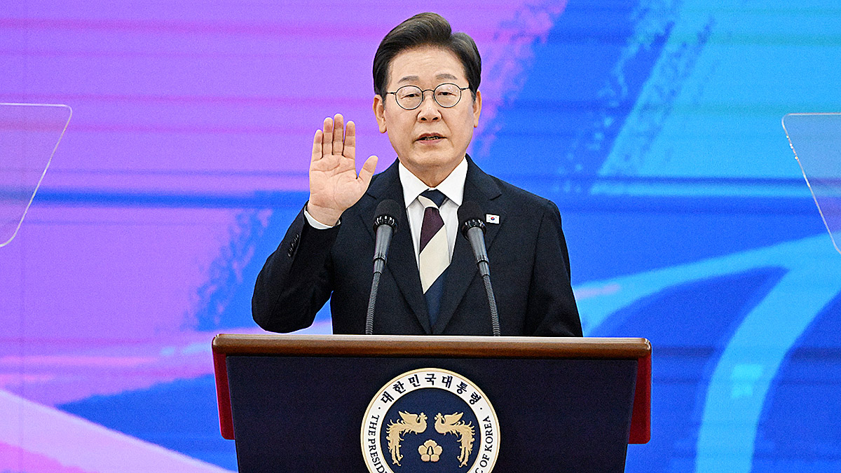 President Lee Jae-myung takes the oath of office on June 4 at the Rotender Hall of the National Assembly in Yeouido, western Seoul. [JOONGANG ILBO]