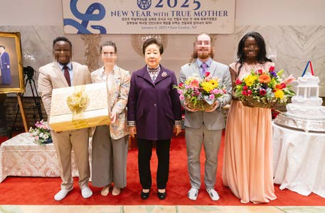 Unification Church leader Han Hak-ja, center, poses for a commemorative photo with foreign followers holding bouquets and gifts at the church's East Garden in New York on Jan. 6. [SCREEN CAPTURE]
