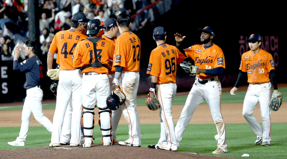 The Hanwha Eagles celebrate during a KBO game agaisnt the Lotte Giants at Daejeon Hanwha Life Ballpark in Daejeon on May 23. [NEWS1] 