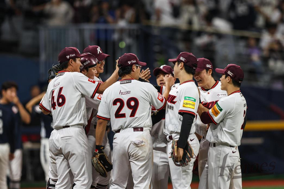 The Kiwoom Heroes celebrate after a win over the Doosan Bears at Gocheok Sky Dome in western Seoul on May 31. [YONHAP] 