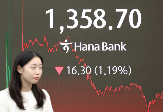 A screen in Hana Bank's trading room in central Seoul on June 12 [YONHAP]