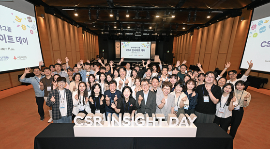 Participants at the Hyundai Motor Group's CSR Insight Day event held at a hotel in Hwaseong, Gyeonggi, on June 11, pose for a photo. [HYUNDAI MOTOR GROUP]