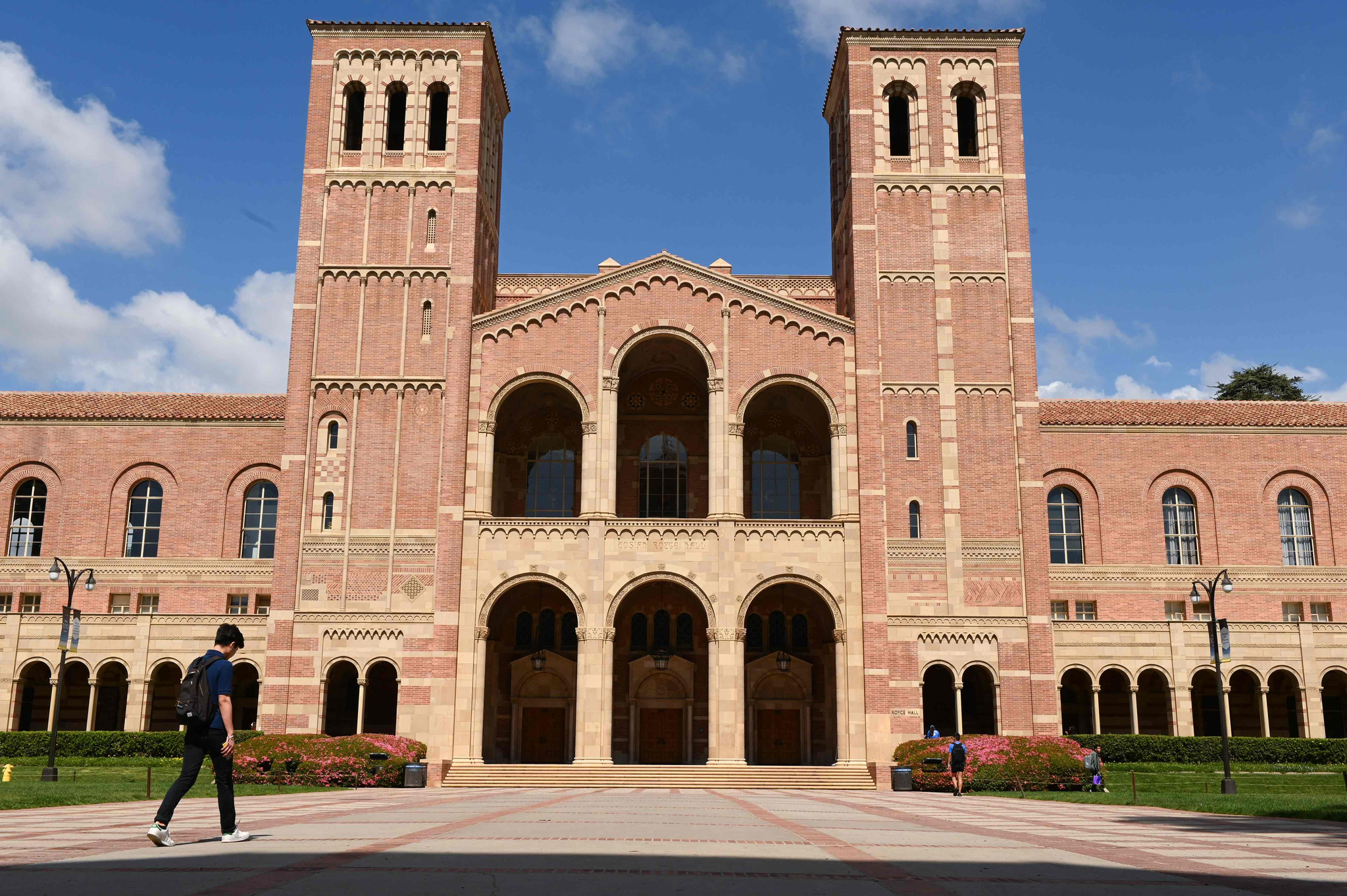 A student walks toward Royce Hall on the campus of the University of California at Los Angeles in Los Angeles on March 11, 2020. [AFP/YONHAP]