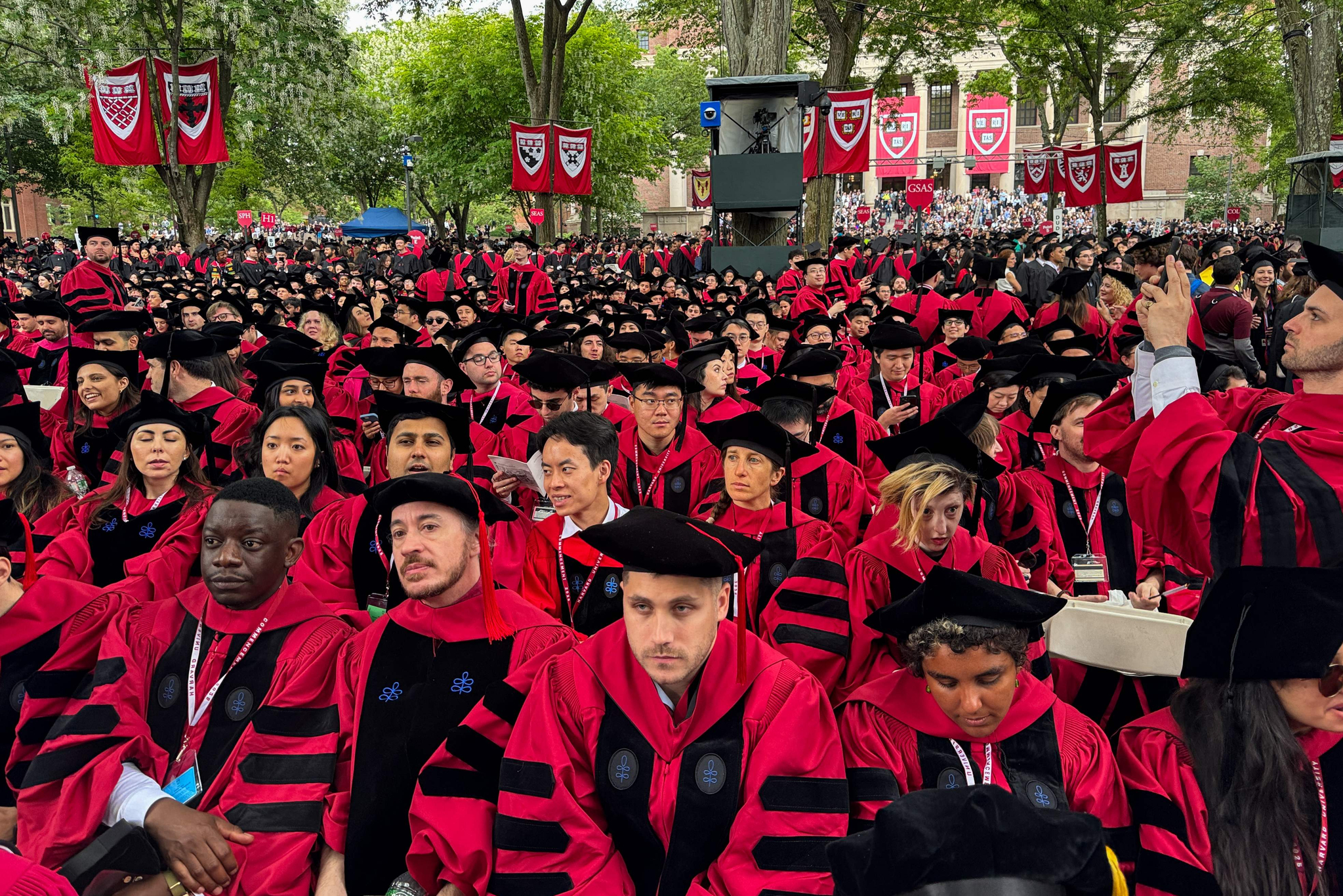 Graduates gather as they attend a commencement ceremony at Harvard University in Cambridge, Massachusetts, on May 29. U.S. President Donald Trump's late-night proclamation on June 4 blocking new international students at Harvard has sparked fear and anger among existing students left in limbo amid the escalating showdown between the president and their university. [AFP/YONHAP]