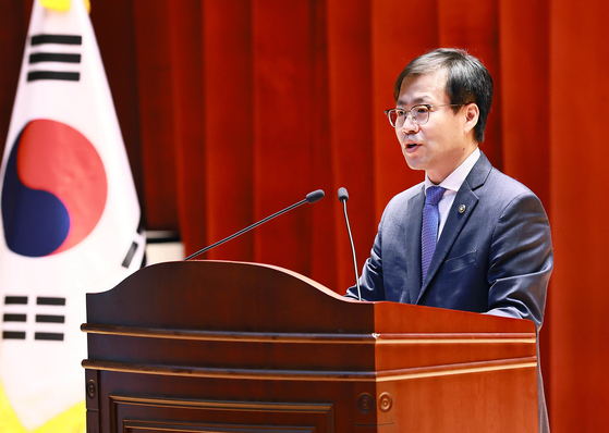 Yeo Han-koo, Korea’s new minister of the Ministry of Trade, Industry and Energy, delivers his inaugural speech during a ceremony attended by employees at the Government Complex Sejong on June 12. [MINISTRY OF TRADE, INDUSTRY AND ENERGY] 