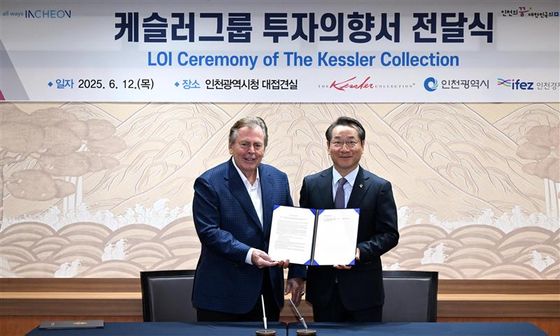 Kessler Collection Chairman and CEO Richard Kessler, left, and Incheon Mayor Yoo Jeong-bok pose for a photo at a letter of intent ceremony at the Incheon Metropolitan City Hall on June 12. [IFEZ]