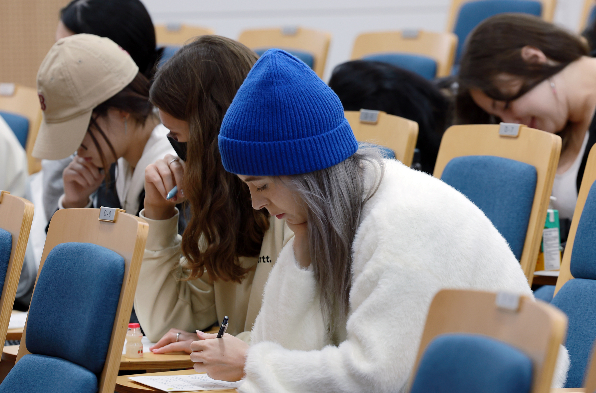 Students participate in a Korean writing contest hosted at Yonsei University in Oct. 8, 2024. Various foreign resident support centers are opening free Korean classes for the summer. [NEWS1]