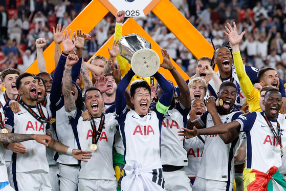 Tottenham Hotspur captain Son Heung-min, center, lifts the Europa League trophy at San Mames stadium in Bilbao, Spain, on May 21. [AFP/YONHAP] 