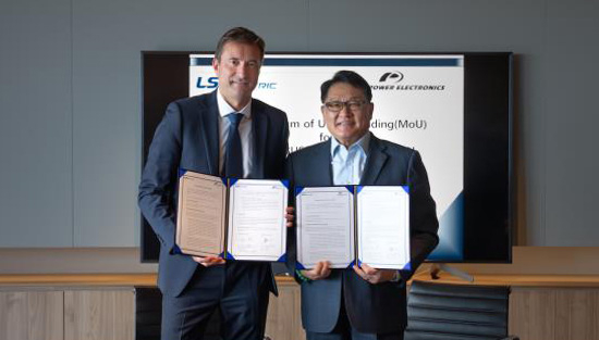 LS Cable Chairman and CEO Koo Ja-kyun, right, and Power Electronics CEO David Salvo pose for a photo after signing an MOU for a business partnership in the renewable energy sector at the Spanish company's headquarters in Barcelona on June 6. [LS ELECTRIC]