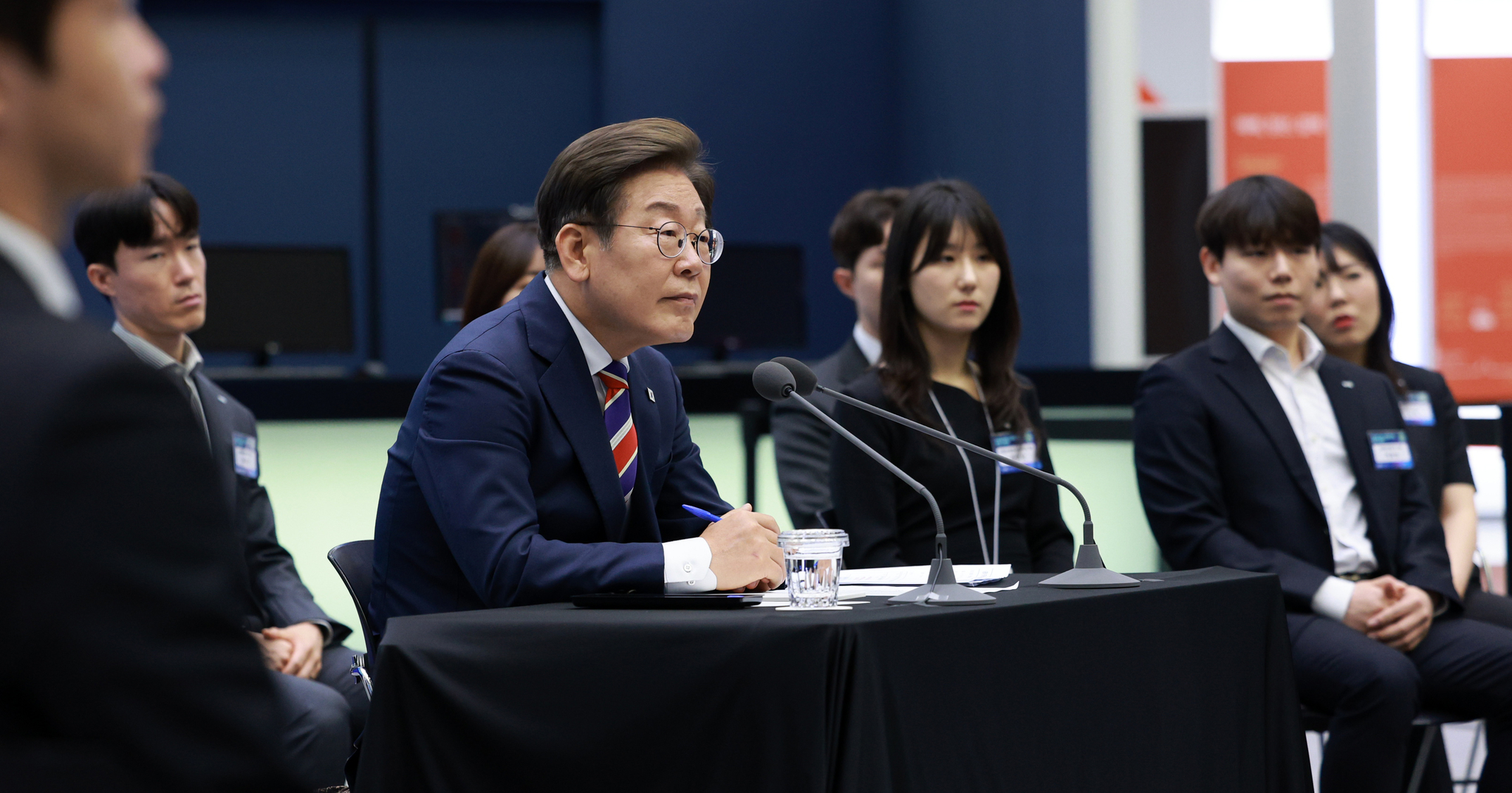  President Lee Jae-myung listens to a question from a participant during an on-site roundtable on eradicating unfair trading practices in the stock market, held at the Korea Exchange in Yeongdeungpo District, Seoul, on June 11. [PRESIDENTIAL OFFICE POOL]