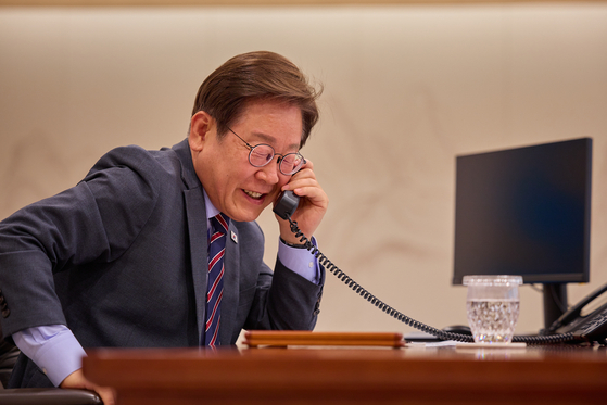 President Lee Jae-myung speaks by phone with Australian Prime Minister Anthony Albanese at the presidential office in Seoul on June 12, 2025. [PRESIDENTIAL OFFICE]
