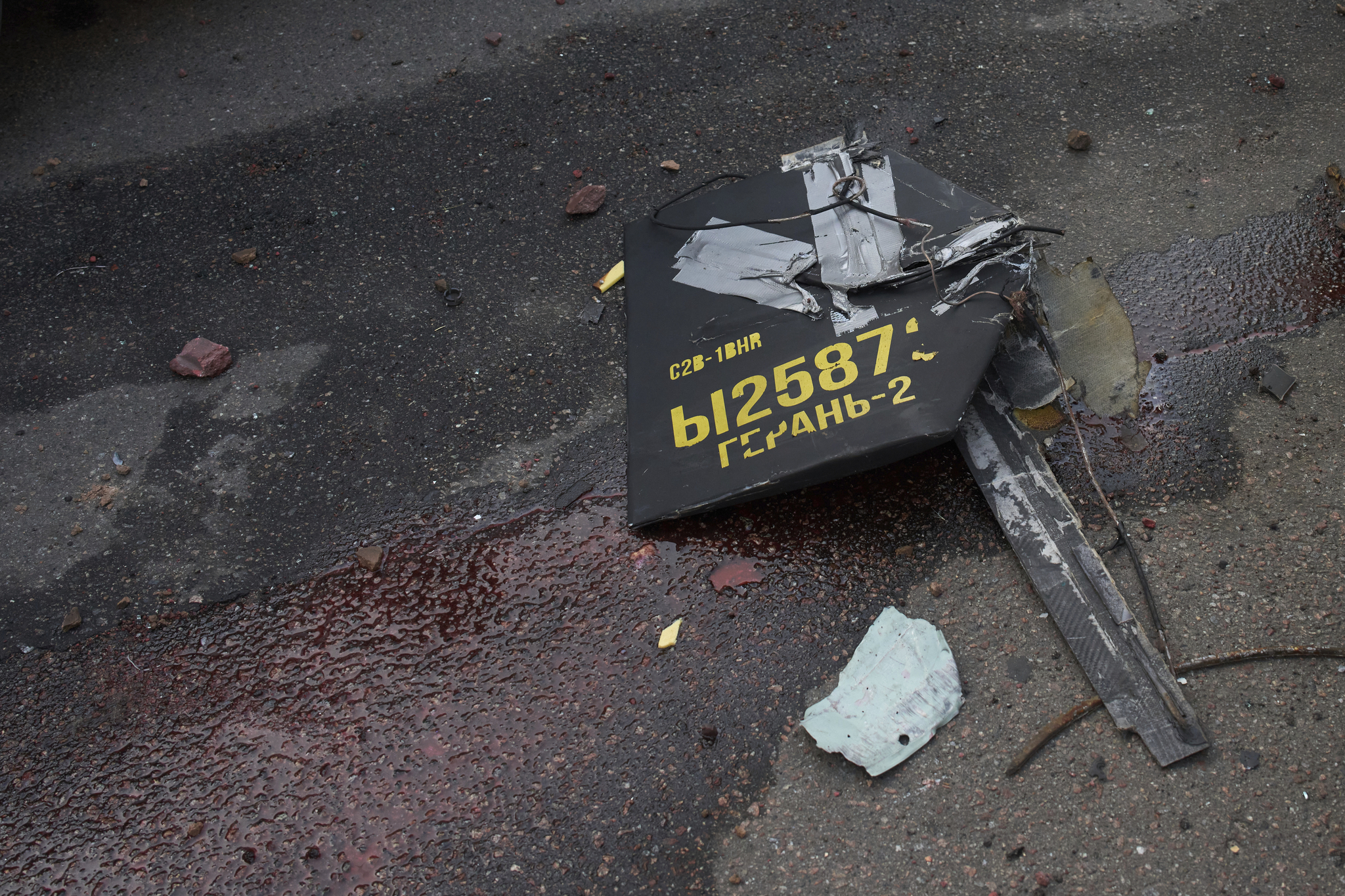 A fragment of a Russian drone with the writing ″Geran-2″ lies on the ground at a residential area following Russia's missile and drone attack in Kyiv, Ukraine, on June 10. [AP/YONHAP]