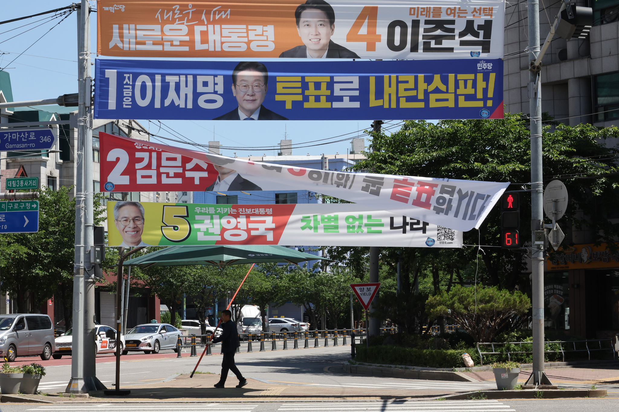 An official takes down presidential campaign banners in Yeongdeungpo District, western Seoul, on June 4 following the end of the election. [YONHAP] 