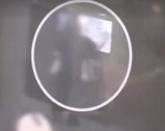 A CCTV footage released by local broadcaster Channel A showing a woman writing slanderous graffiti about singer BoA on a wall in Gangnam District, southern Seoul on June 5. [SCREEN CAPTURE]