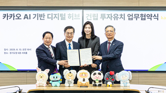 From left: Namyangju Mayor Joo Kwang-deok, Gyeonggi Gov. Kim Dong-yeon, Kakao CEO Chung Shin-a and Korea Land and Housing CEO Lee Han-joon pose for a photo during a signing ceremony for Kakao's investment in a new digital hub at the Gyeonggi provincial government office on June 13. [KAKAO]