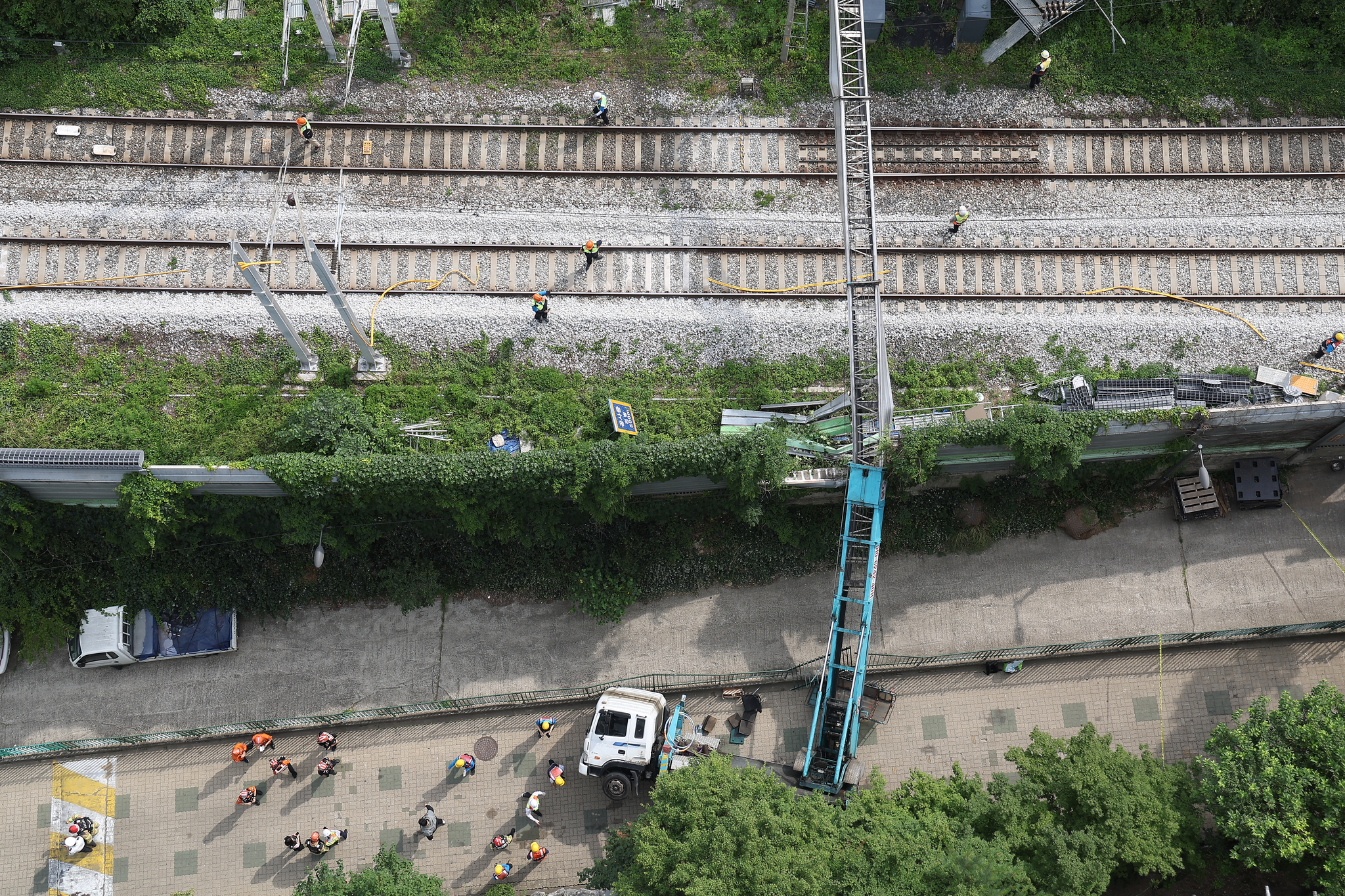 A ladder truck collapses over the tracks between Gajwa Station and Sinchon Station on the Gyeongui-Jungang Line in western Seoul on Friday morning, suspending and delaying train operations. [YONHAP] 