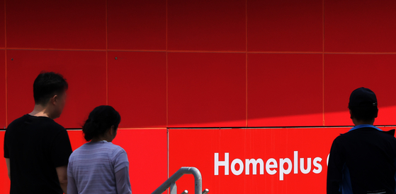 Shoppers enter a Homeplus branch in Michuhol District, Incheon, on May 27. [NEWS1]