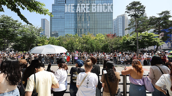 Fans of BTS celebrate members' dischargement from the army in front of HYBE headquarters in Yongsan District, central Seoul, on June 11. [YONHAP] 