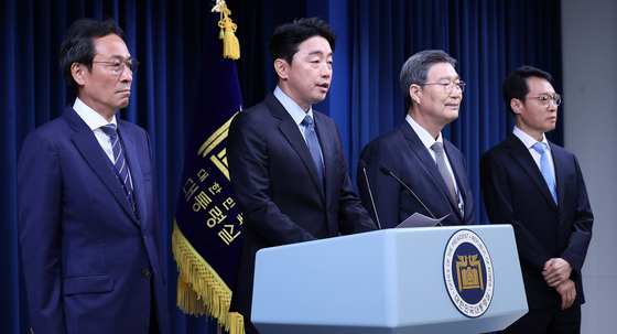 Chief of staff Kang Hoon-sik announces senior presidential secretaries, including senior presidential secretary for civil affairs Oh Kwang-soo, second from right, during a press briefing at the presidential office in Yongsan District, central Seoul, on June 8. [NEWS1] 