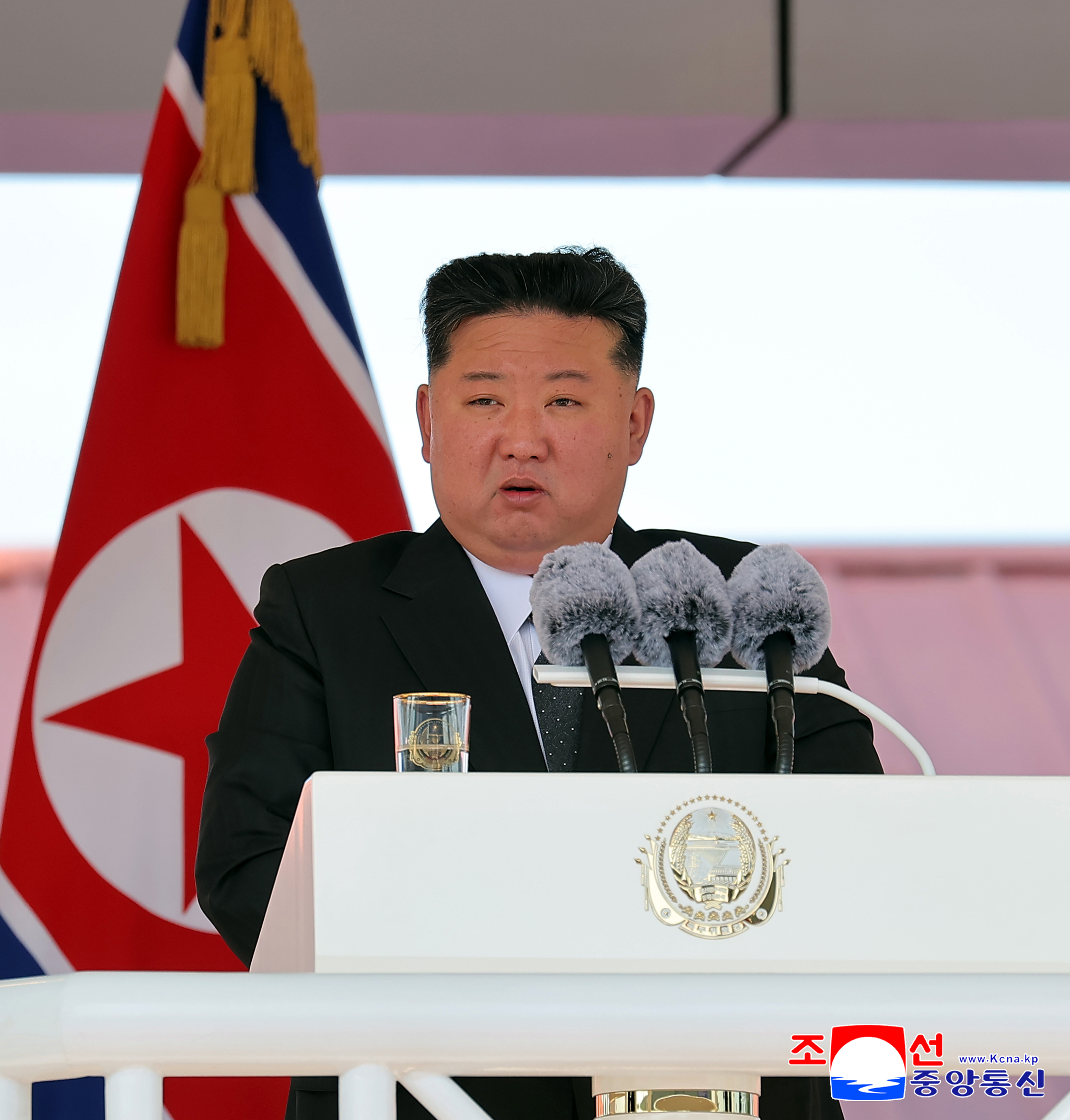 North Korean leader Kim Jong-un speaks during a launch ceremony on June 12 at the Najin Shipyard for a newly built navy destroyer, which has been named Kang Kon, according to a report by the state-run Korean Central News Agency on June 13. [YONHAP]